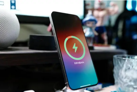 武侯苹果15换屏服务分享用什么充电器给iPhone15充电更好 